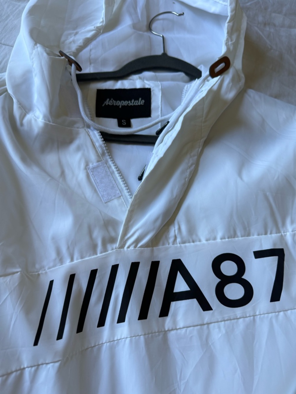Aeropostale White V-Neck Pullover Sweater with Black A87 Graphic